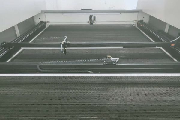 KD1822-SY Büyük Format Üst Kamera Düz Yataklı Lazer Kesim Makinesi