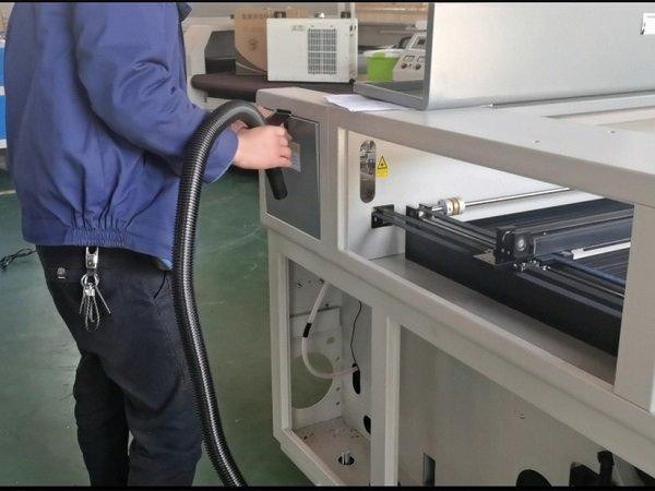 使用真空吸尘器深度清洁刀具