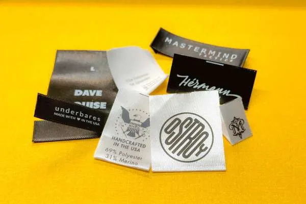 Printed satin labels for contour cutting